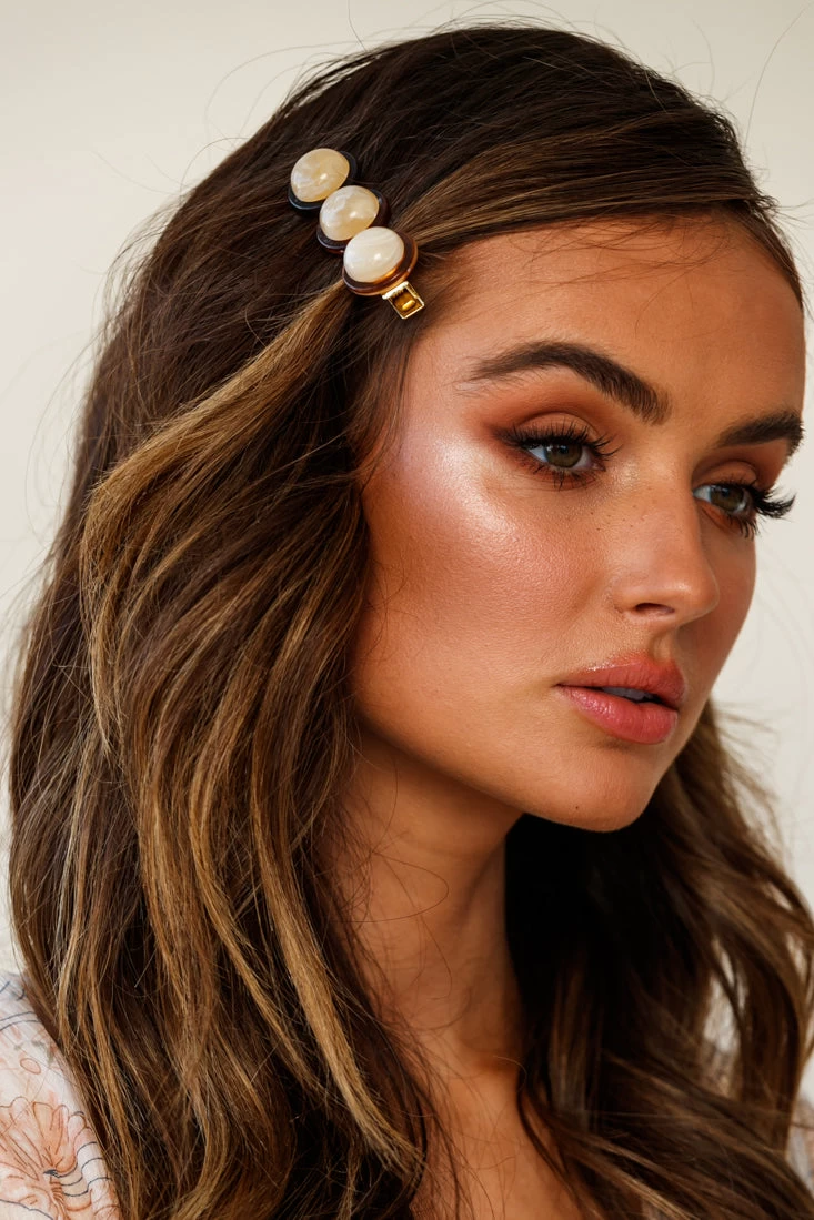 Moorea Marbled Acrylic Clip Beige 1 Moorea Marbled Acrylic Clip Beige