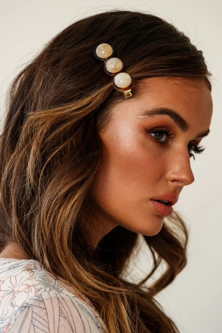 Moorea Marbled Acrylic Clip Beige 2 Moorea Marbled Acrylic Clip Beige - Image 2