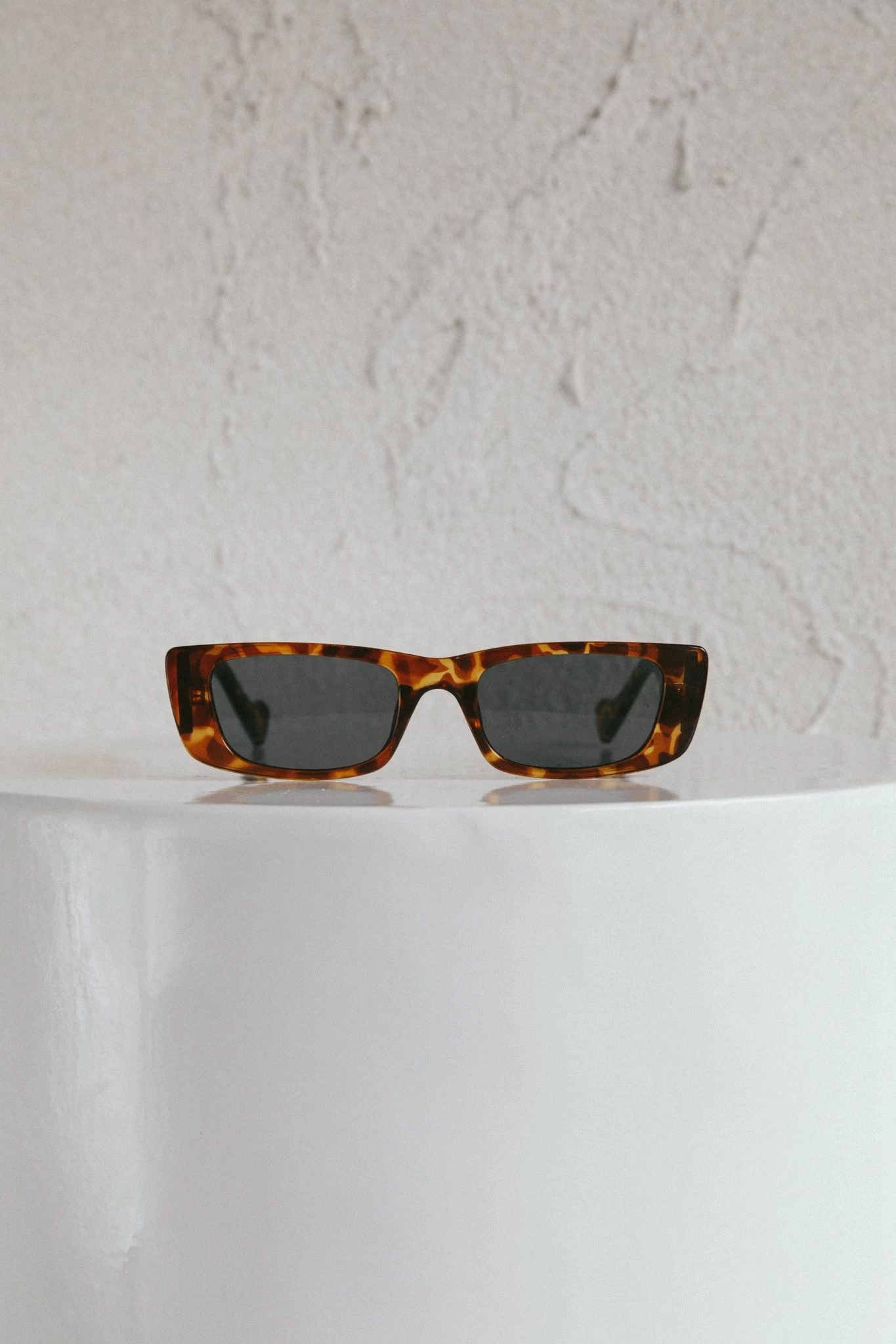 Monica Classic 90's Square Frame Sunglasses Tort 4 Monica Classic 90's Square Frame Sunglasses Tort - Image 4