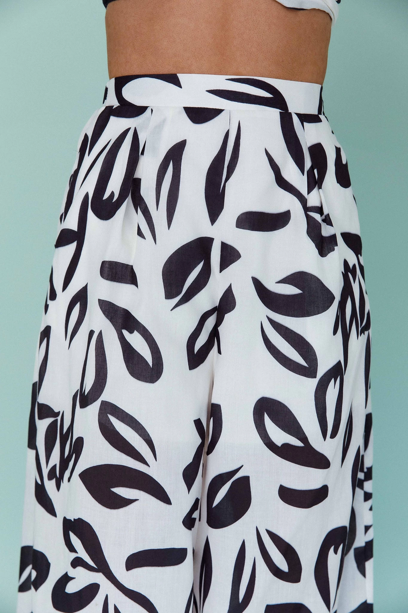 Randi Wide Leg Pants Leaf Print Black 4 Randi Wide Leg Pants Leaf Print Black - Image 4